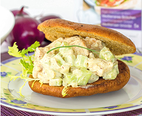 Mediterraan broodje met komkommer-kipsalade